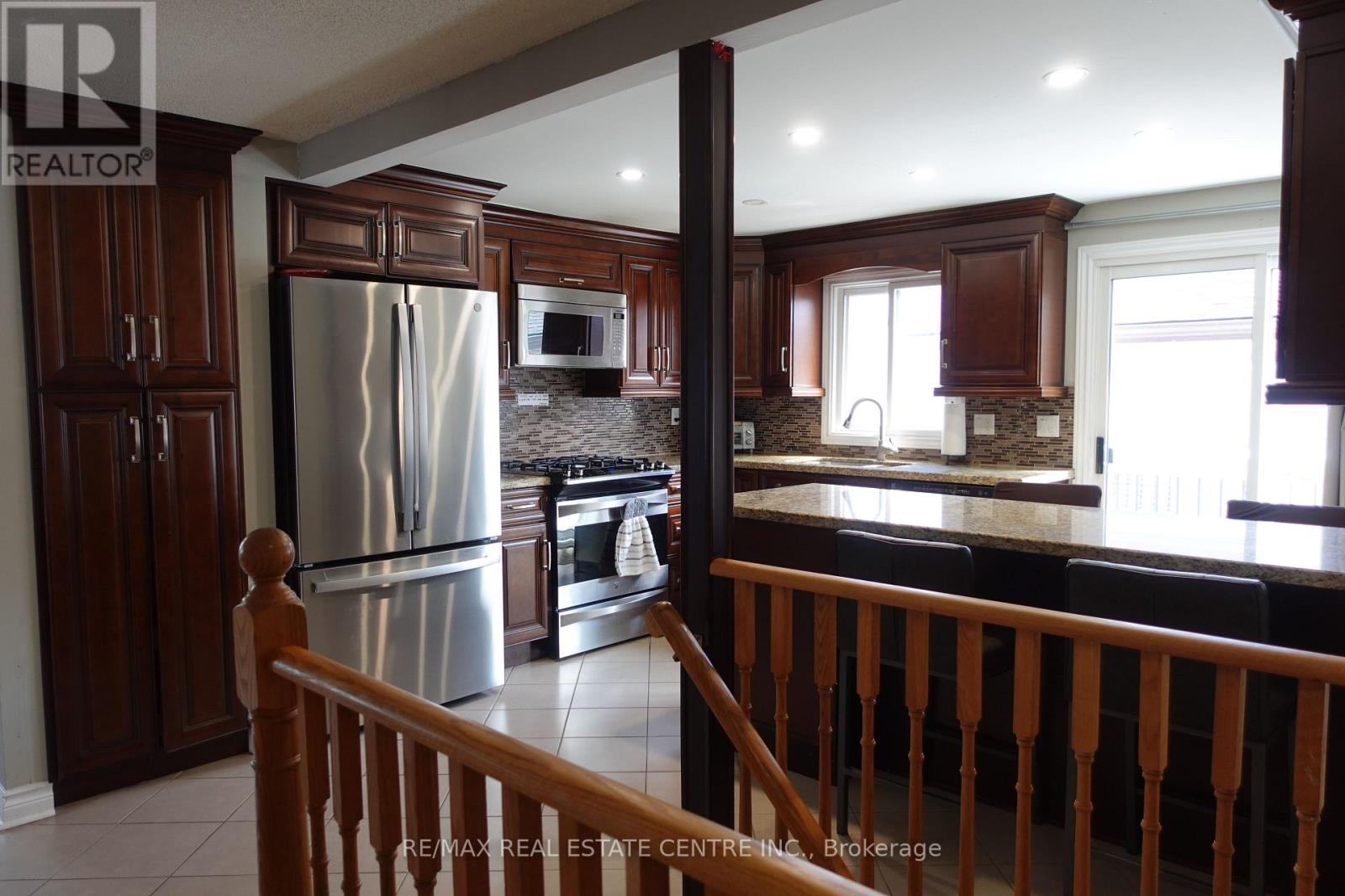 21 Maitland Drive, Barrie (Grove East), Ontario  L4M 5W1 - Photo 6 - S12969068