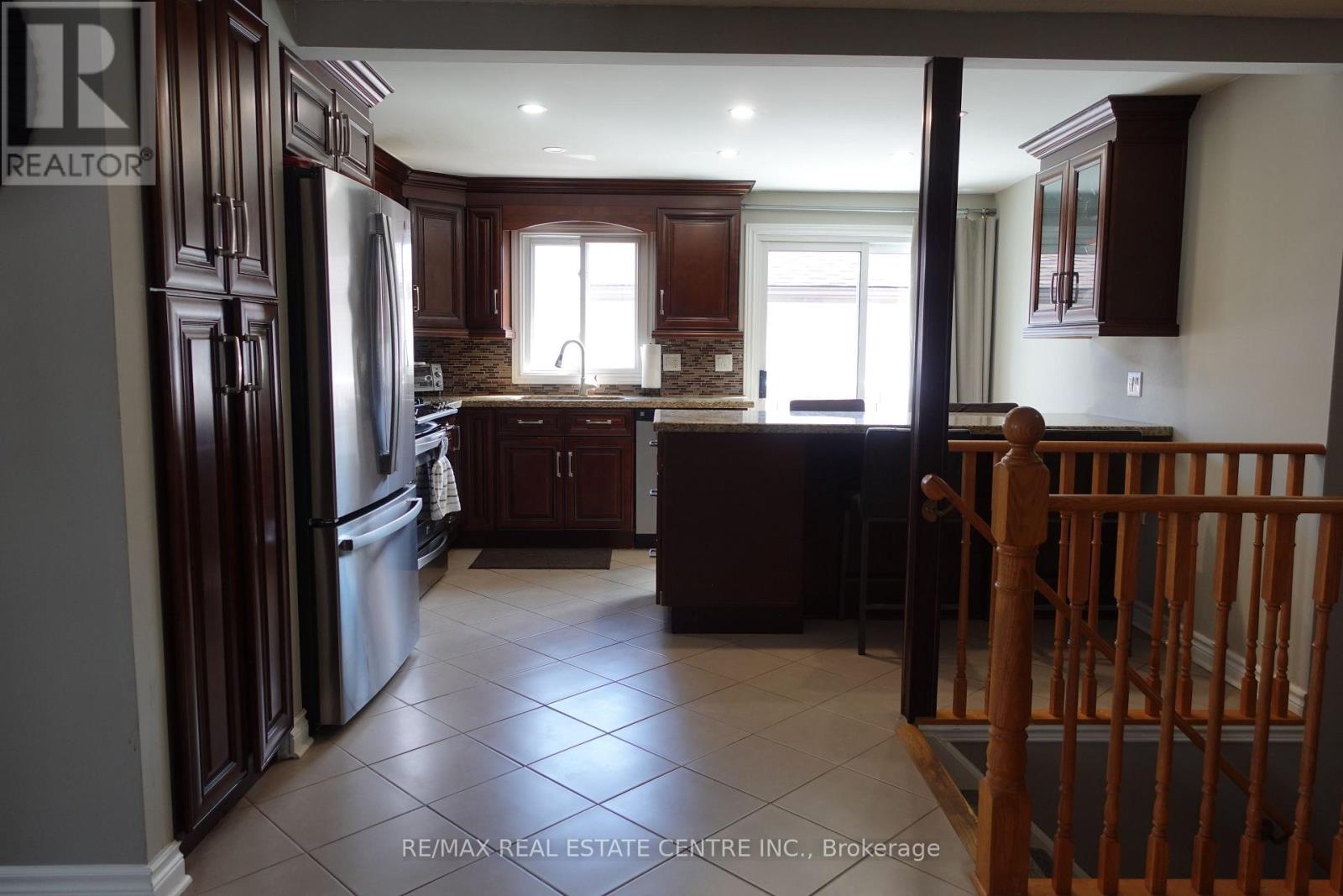 21 Maitland Drive, Barrie (Grove East), Ontario  L4M 5W1 - Photo 7 - S12969068