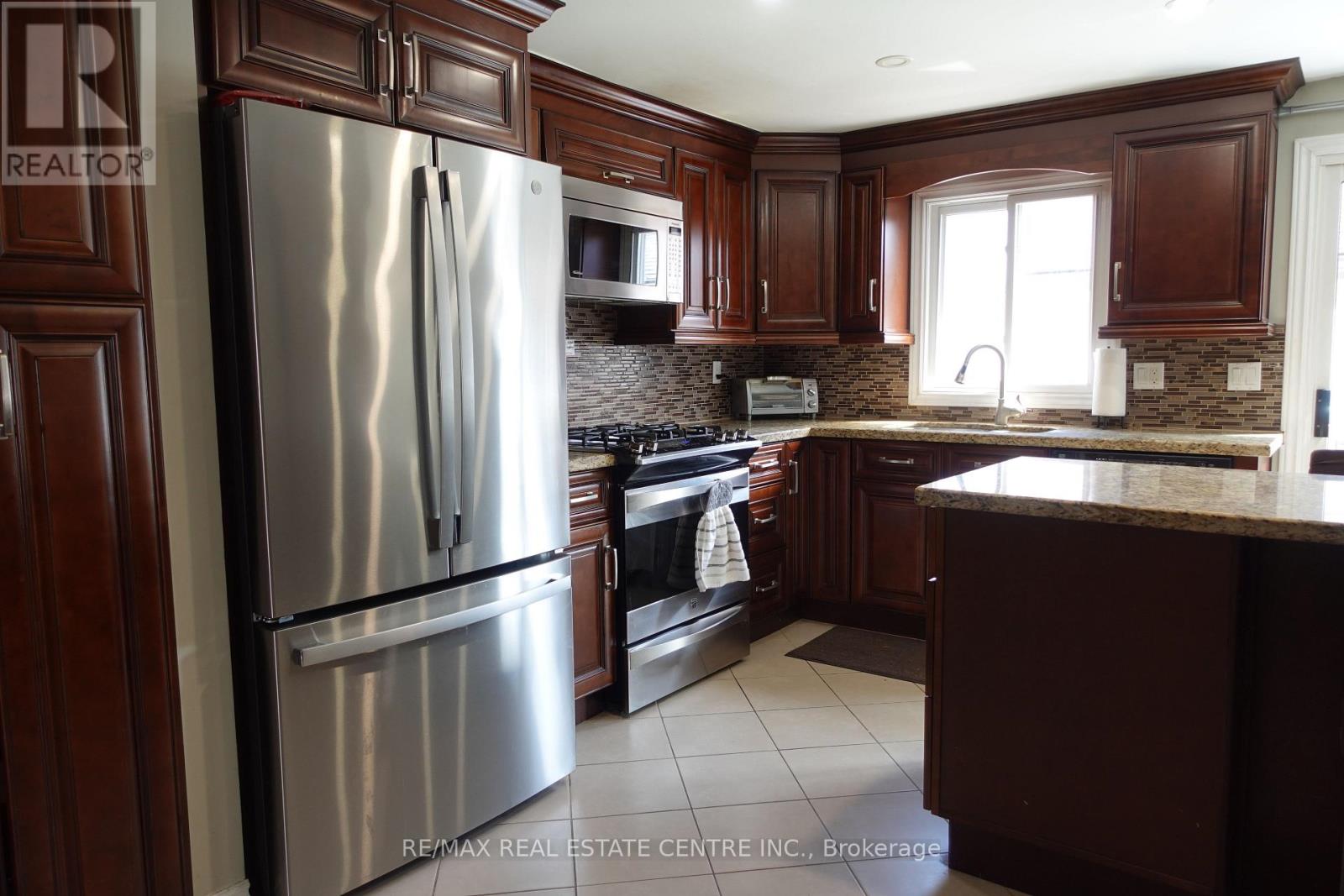 21 Maitland Drive, Barrie (Grove East), Ontario  L4M 5W1 - Photo 8 - S12969068