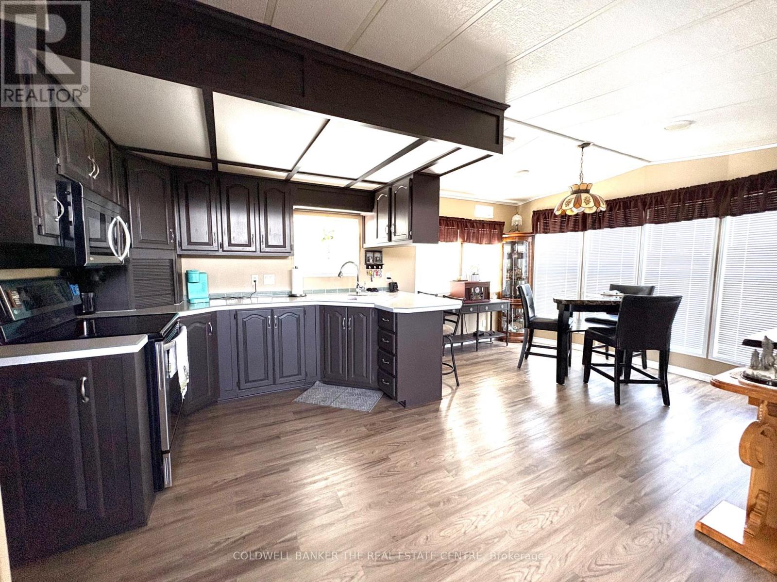 70 Topaz Street, Wasaga Beach, Ontario  L9Z 1X7 - Photo 7 - S12969078