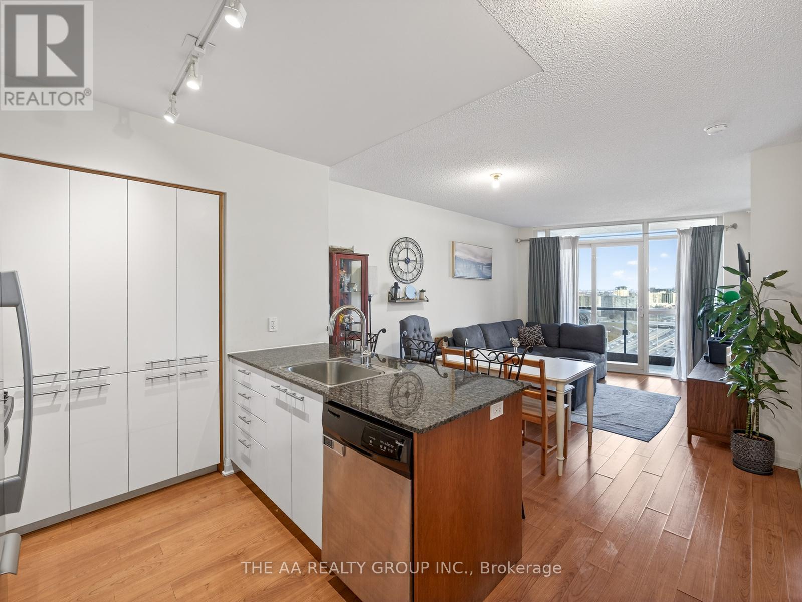 2111 - 5 Valhalla Inn Road, Toronto, Ontario  M9B 0B1 - Photo 3 - W12969018