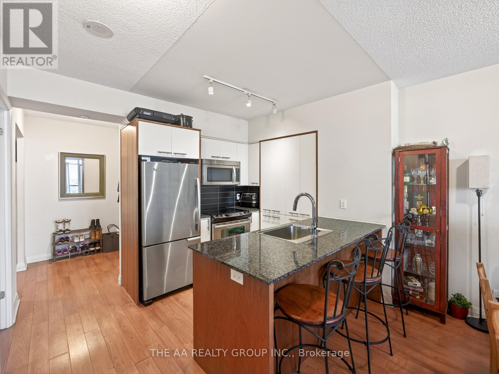 2111 - 5 Valhalla Inn Road, Toronto, Ontario  M9B 0B1 - Photo 4 - W12969018