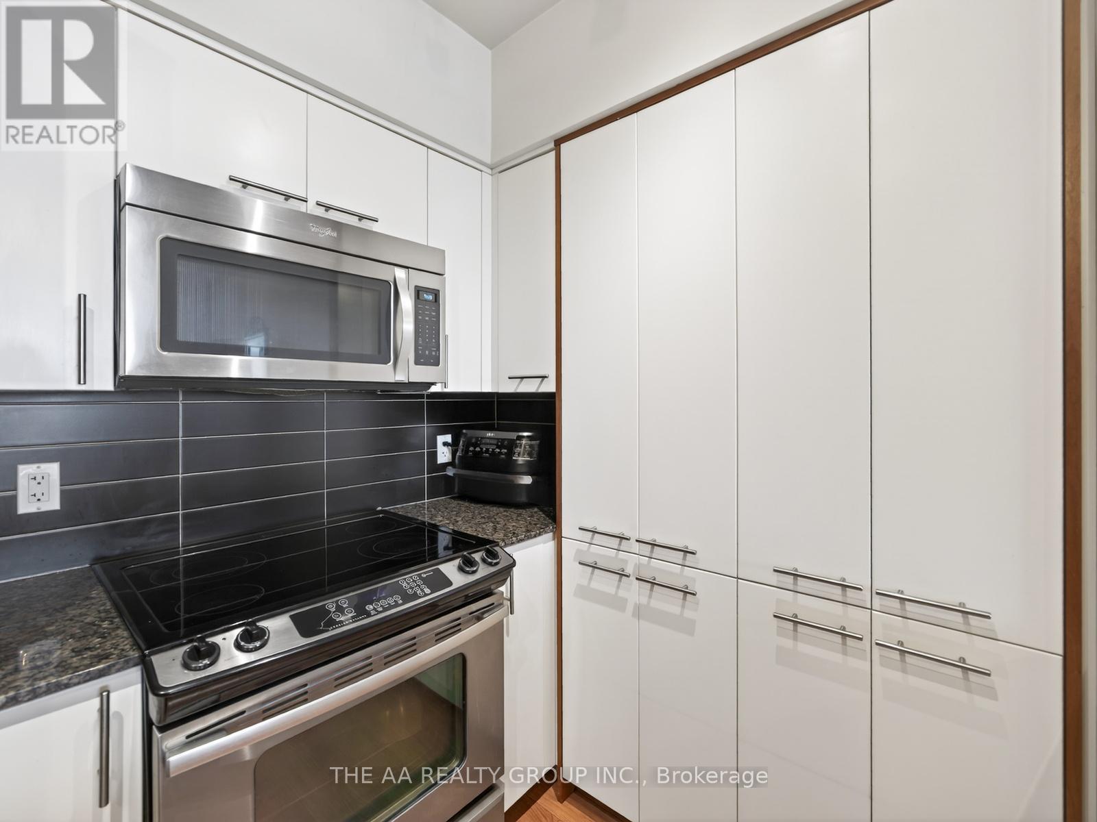 2111 - 5 Valhalla Inn Road, Toronto, Ontario  M9B 0B1 - Photo 6 - W12969018