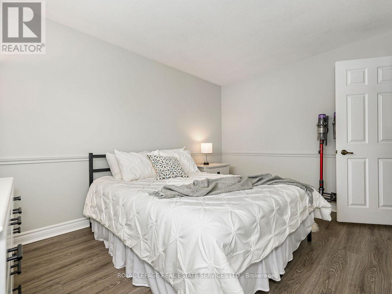 284 Ridge Drive, Milton (Om Old Milton), Ontario  L9T 1X3 - Photo 19 - W12969048