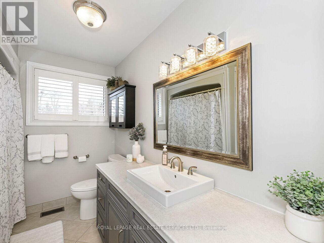 284 Ridge Drive, Milton (Om Old Milton), Ontario  L9T 1X3 - Photo 24 - W12969048