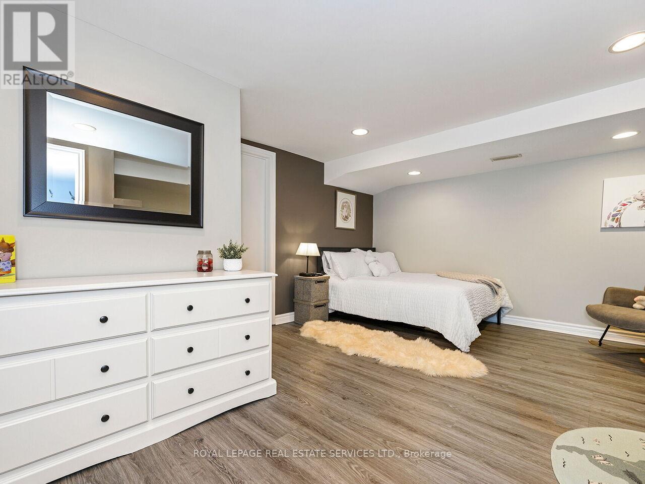 284 Ridge Drive, Milton (Om Old Milton), Ontario  L9T 1X3 - Photo 35 - W12969048