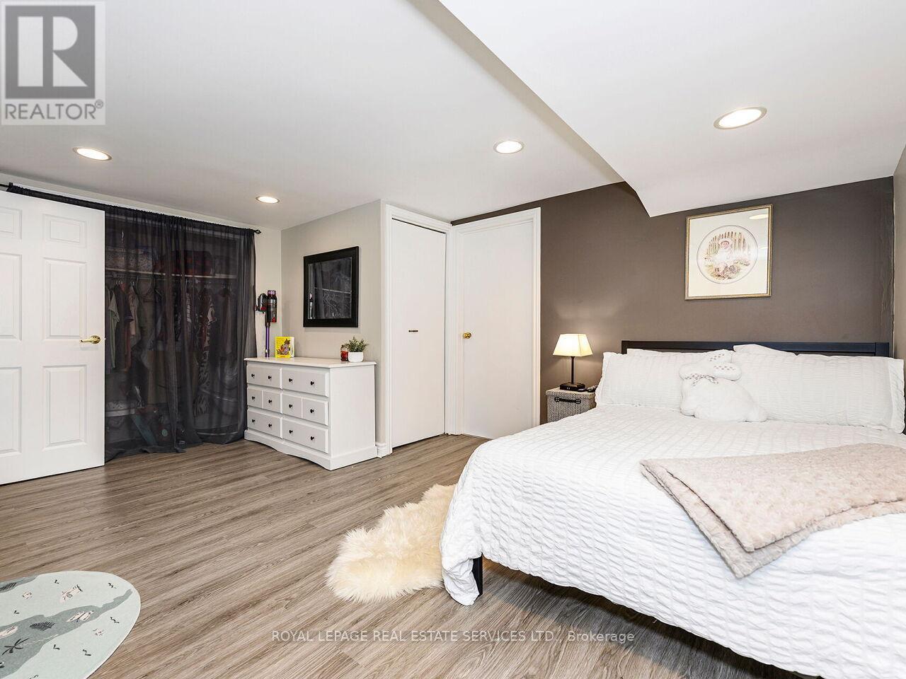 284 Ridge Drive, Milton (Om Old Milton), Ontario  L9T 1X3 - Photo 36 - W12969048