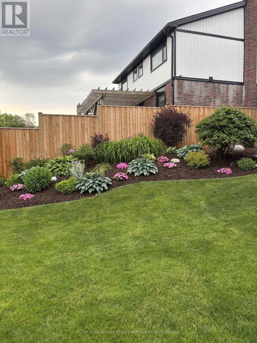 284 Ridge Drive, Milton (Om Old Milton), Ontario  L9T 1X3 - Photo 47 - W12969048