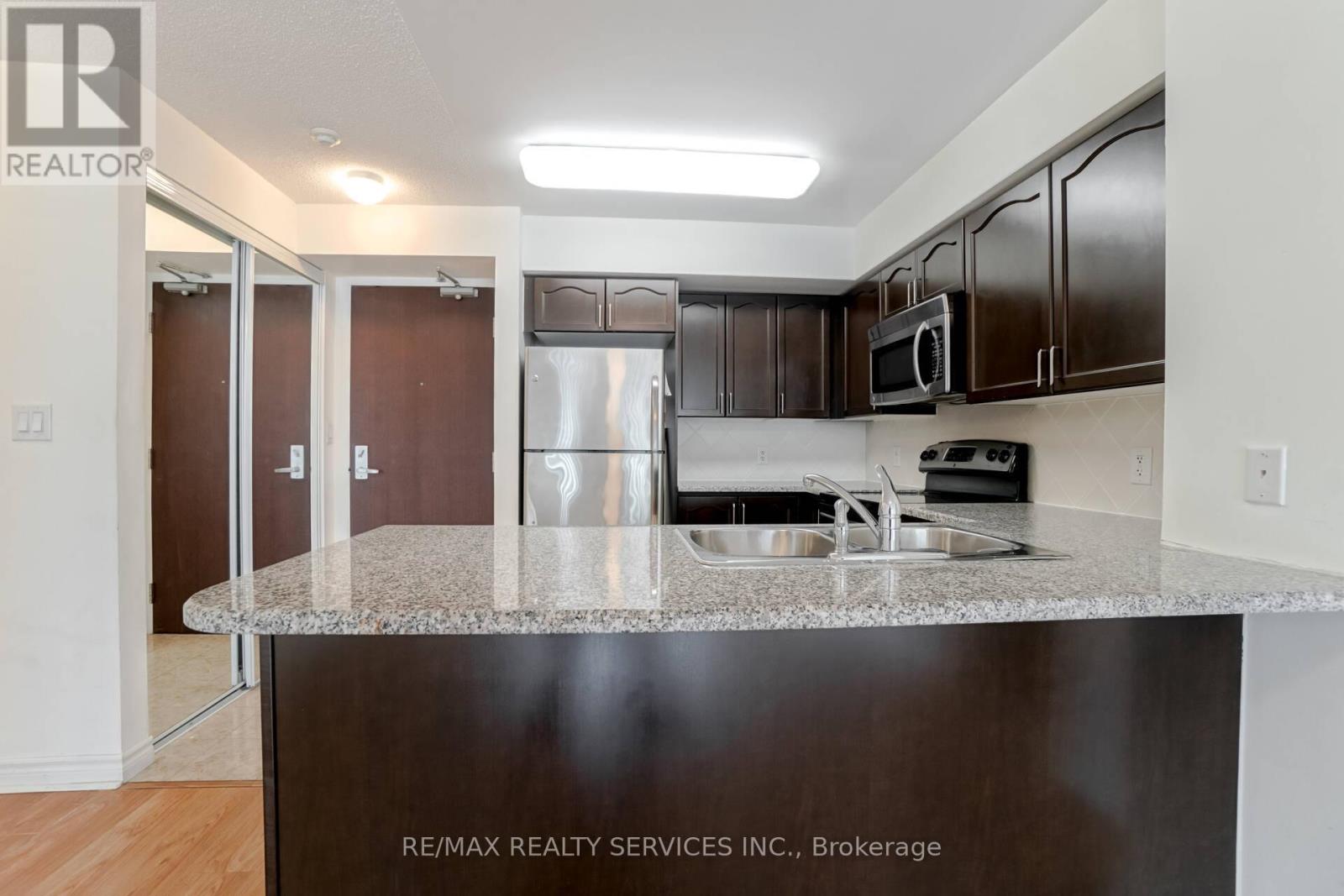 1710 - 335 Rathburn Road W, Mississauga, Ontario  L5B 0C8 - Photo 10 - W12969054