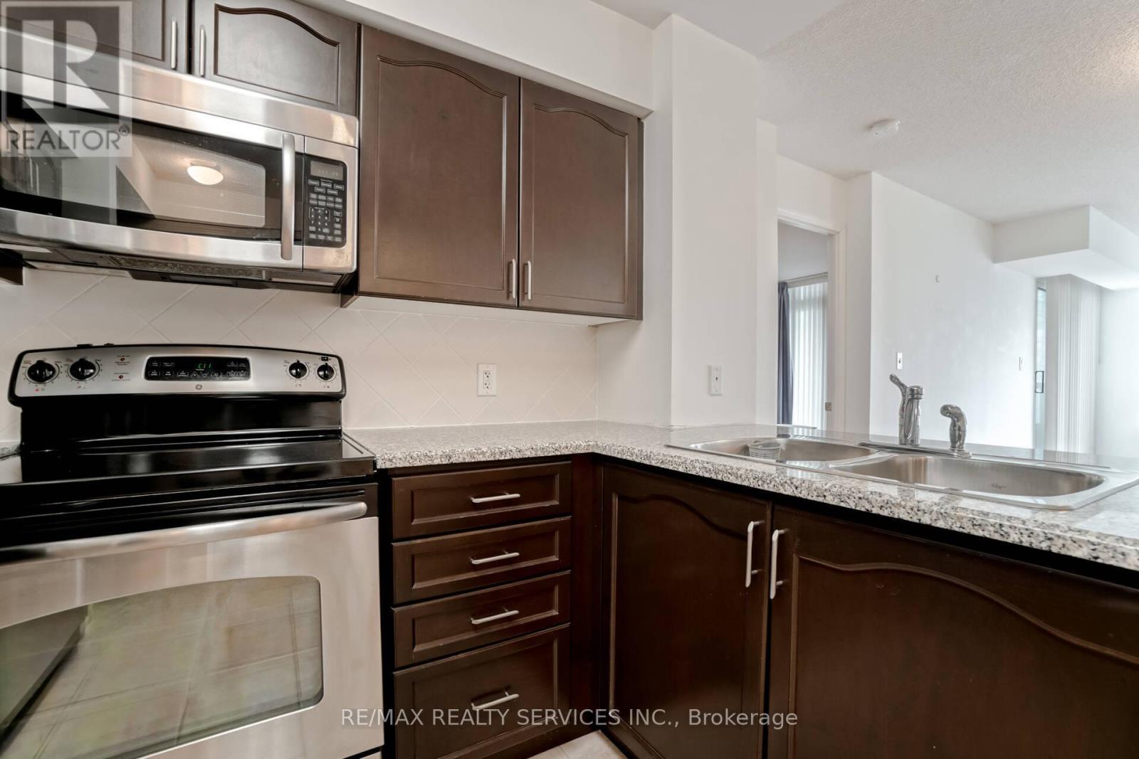 1710 - 335 Rathburn Road W, Mississauga, Ontario  L5B 0C8 - Photo 11 - W12969054