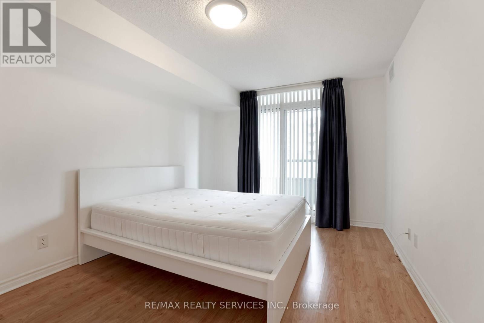 1710 - 335 Rathburn Road W, Mississauga, Ontario  L5B 0C8 - Photo 18 - W12969054