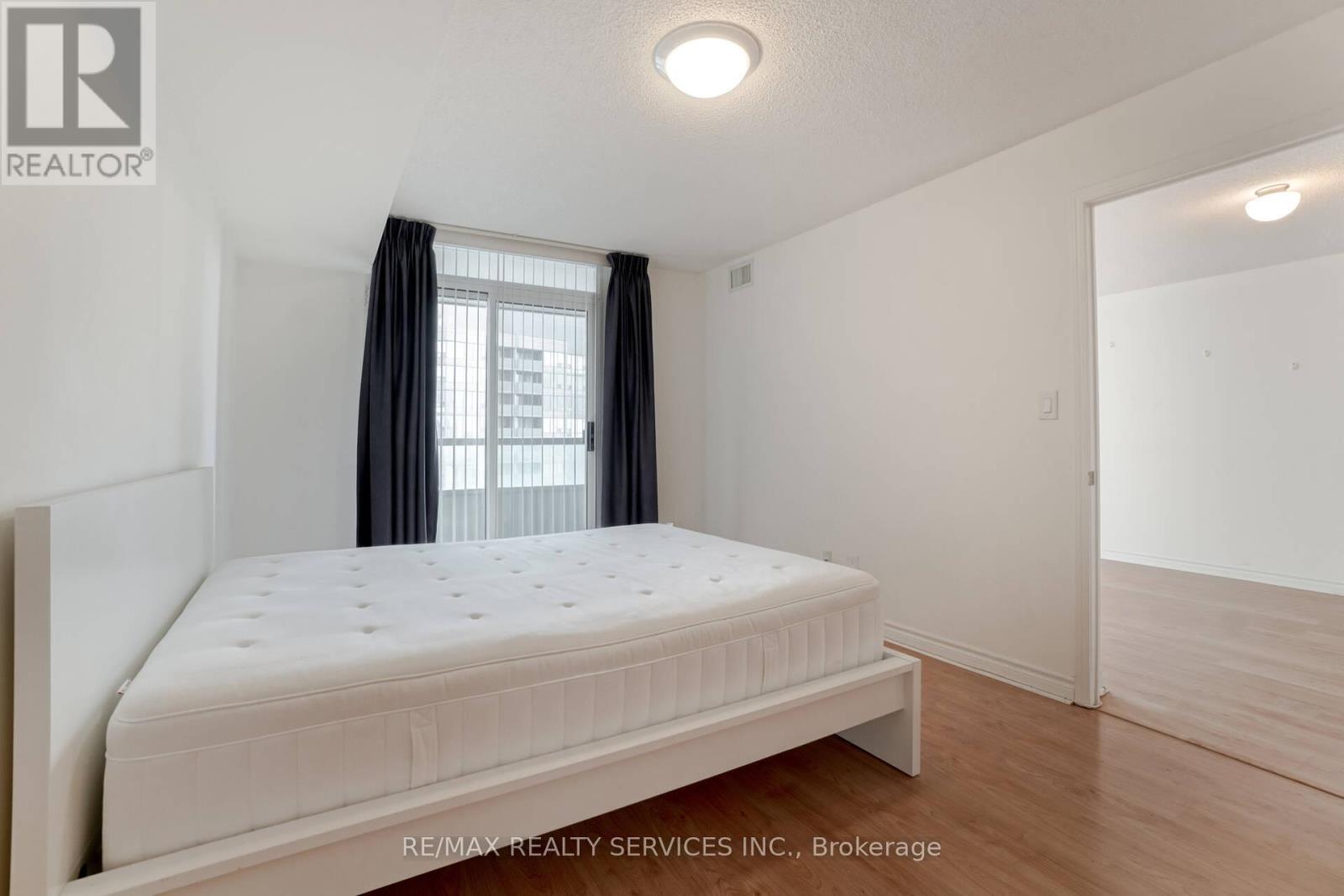 1710 - 335 Rathburn Road W, Mississauga, Ontario  L5B 0C8 - Photo 19 - W12969054