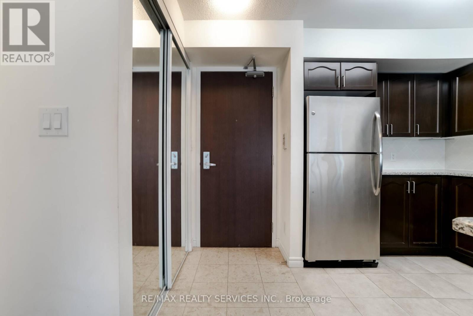 1710 - 335 Rathburn Road W, Mississauga, Ontario  L5B 0C8 - Photo 7 - W12969054