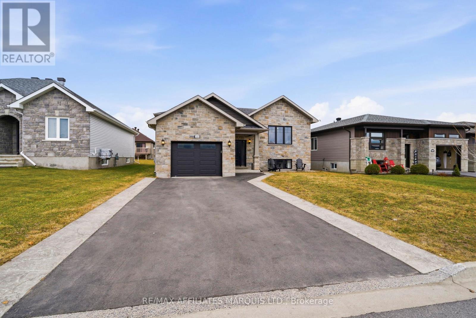 252 Eastport Drive, Cornwall, Ontario  K6H 0H1 - Photo 3 - X12969102