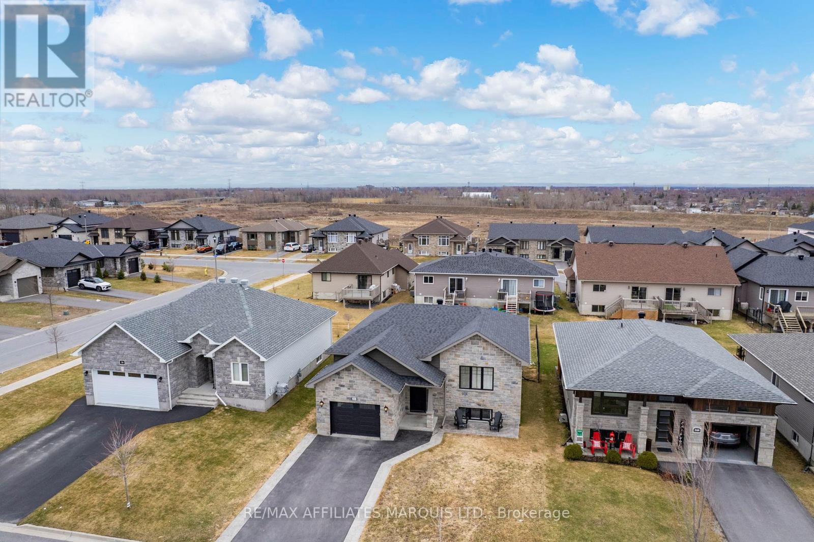 252 Eastport Drive, Cornwall, Ontario  K6H 0H1 - Photo 4 - X12969102