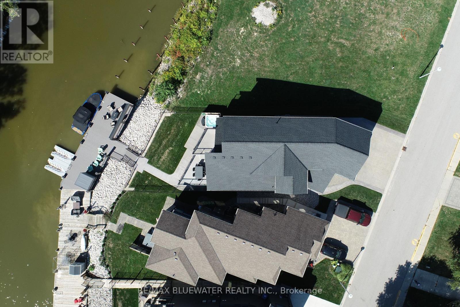 23 Sauble River Road, Lambton Shores, Ontario  N0M 1T0 - Photo 5 - X12969204