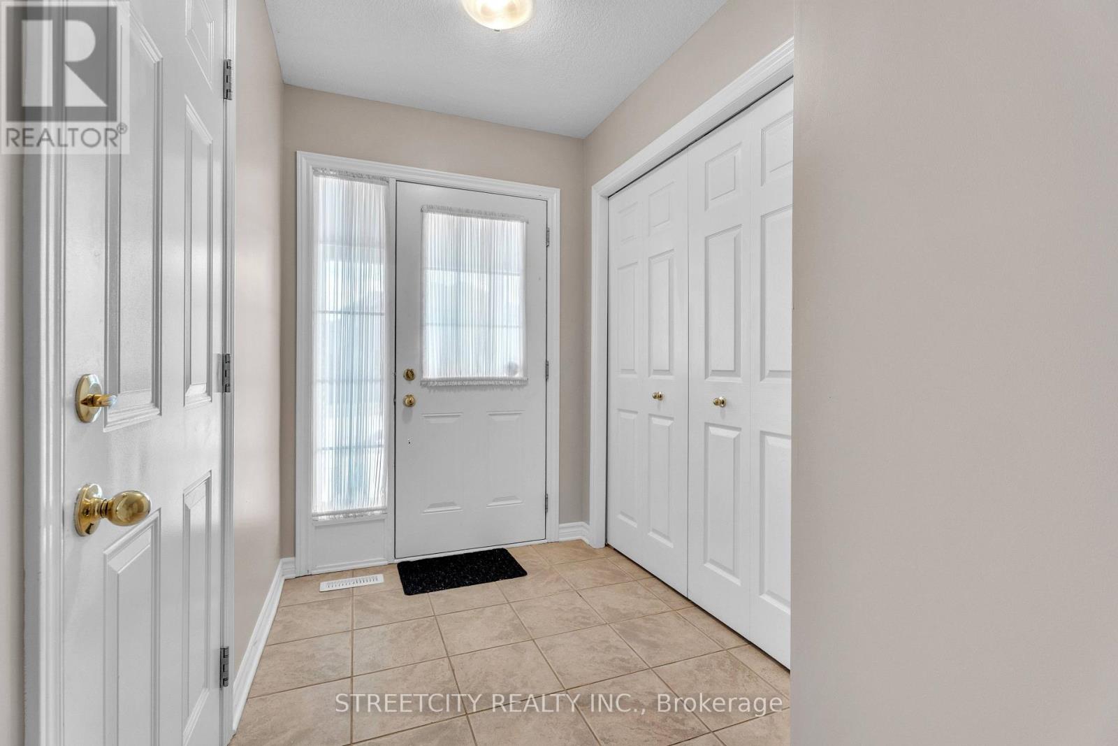 546 Maplewood Lane, London North, Ontario  N6H 0A7 - Photo 4 - X12969208