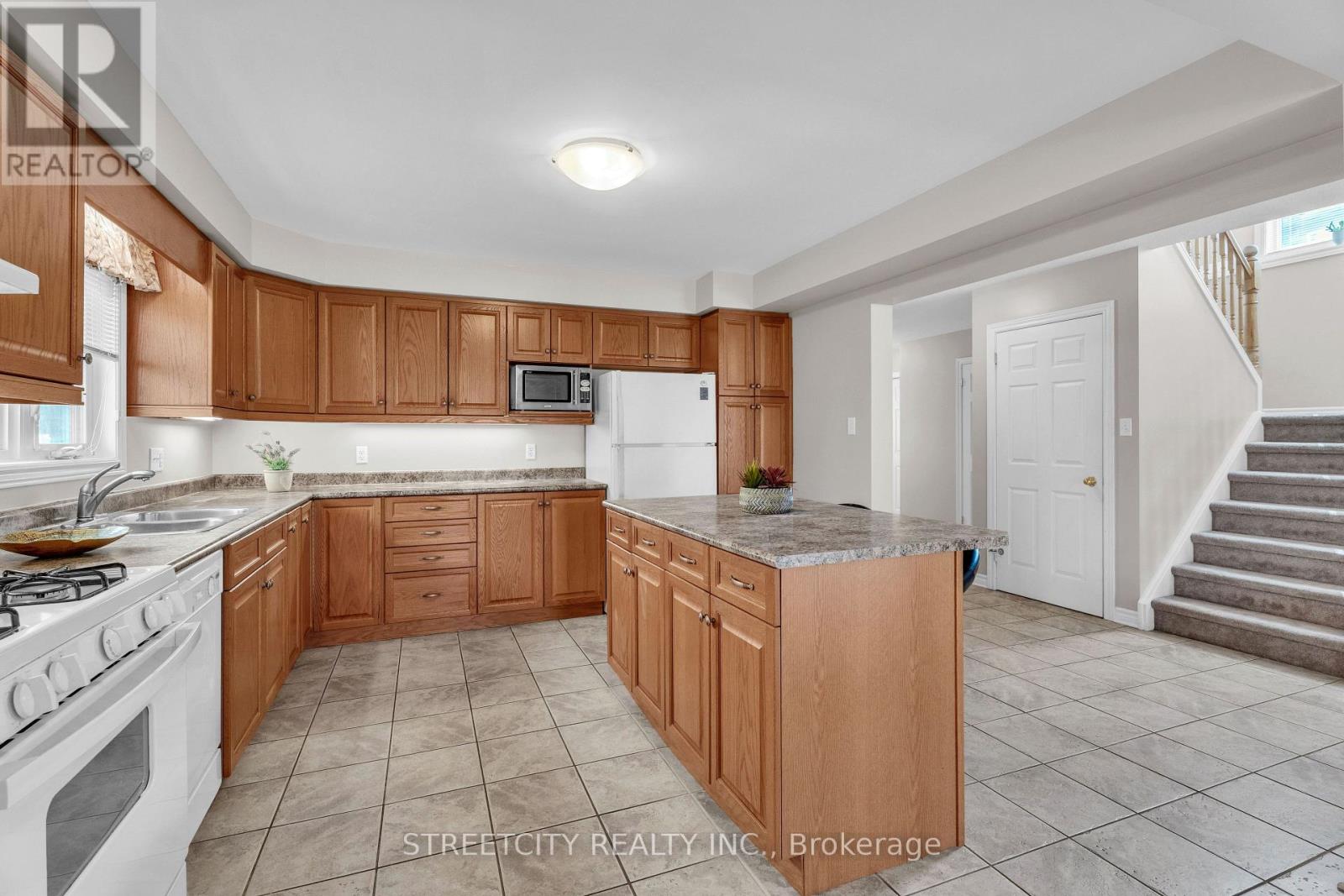 546 Maplewood Lane, London North, Ontario  N6H 0A7 - Photo 9 - X12969208