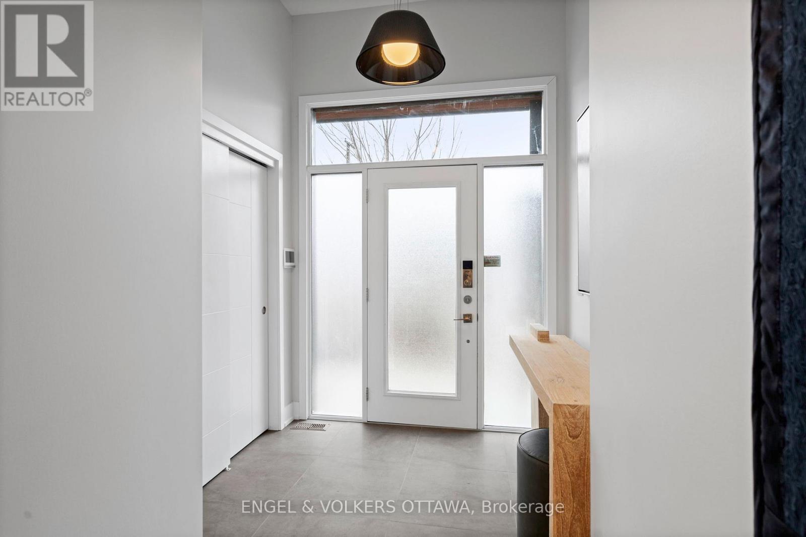 381 Roosevelt Avenue, Ottawa, Ontario  K2A 1Y9 - Photo 4 - X12969142