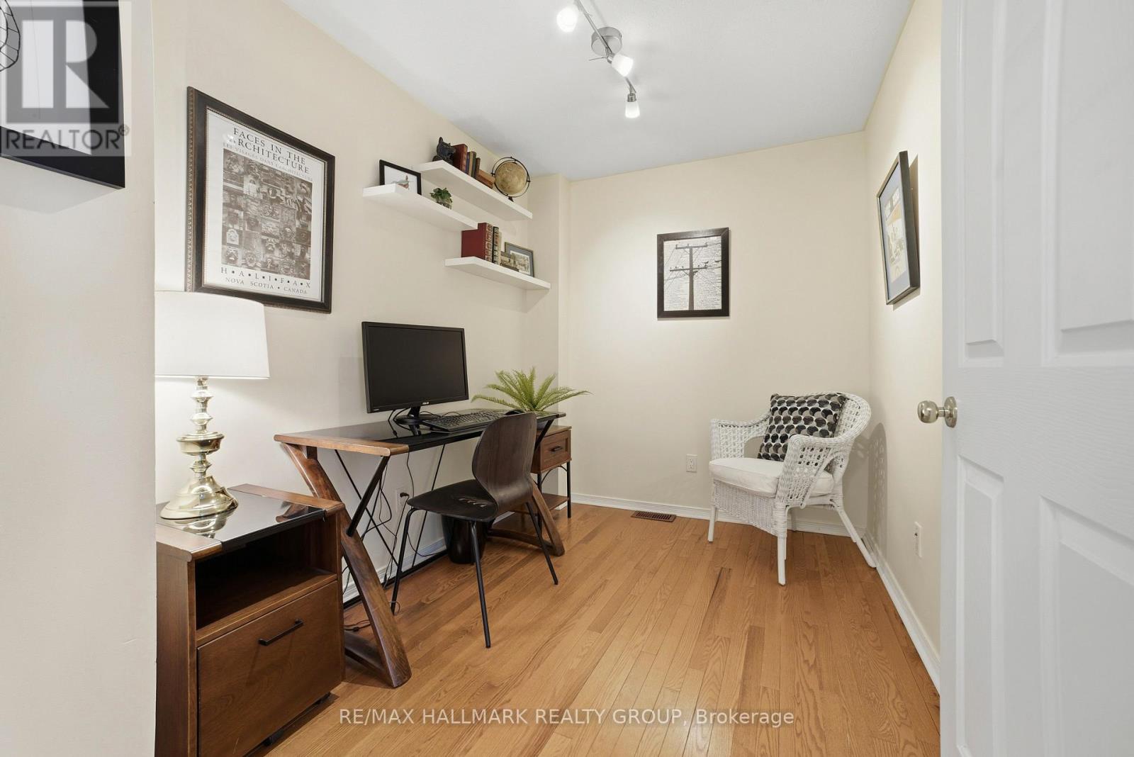 121 Corinth Private, Ottawa, Ontario  K2E 0A8 - Photo 3 - X12969152