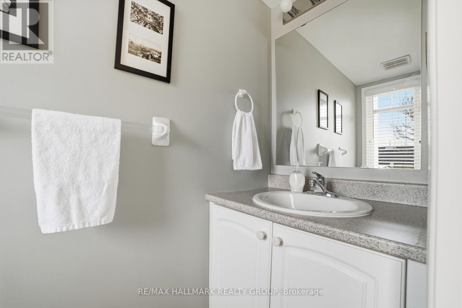 121 Corinth Private, Ottawa, Ontario  K2E 0A8 - Photo 4 - X12969152