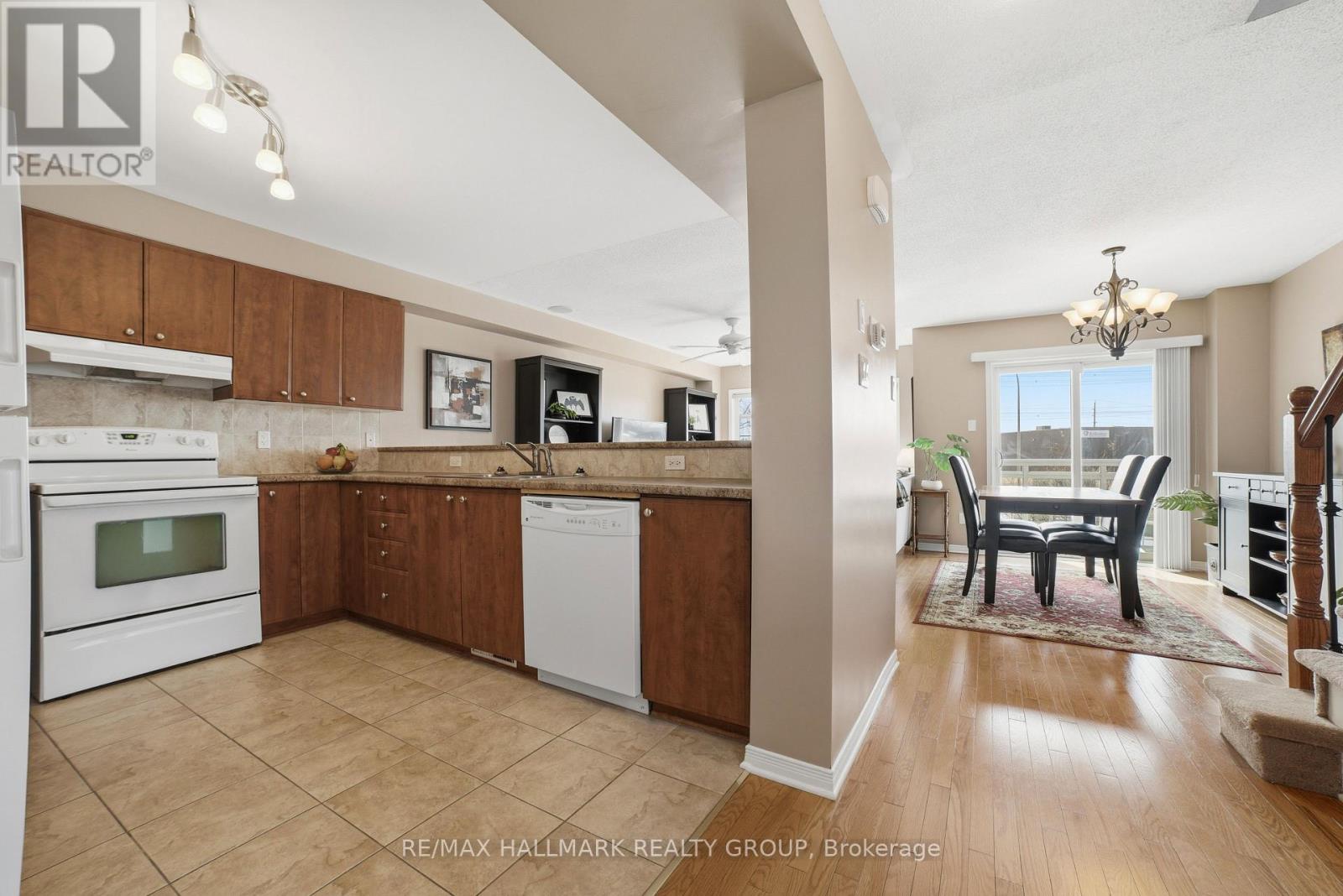 121 Corinth Private, Ottawa, Ontario  K2E 0A8 - Photo 5 - X12969152