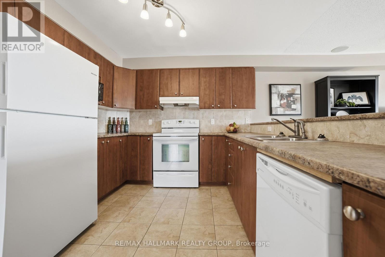 121 Corinth Private, Ottawa, Ontario  K2E 0A8 - Photo 6 - X12969152