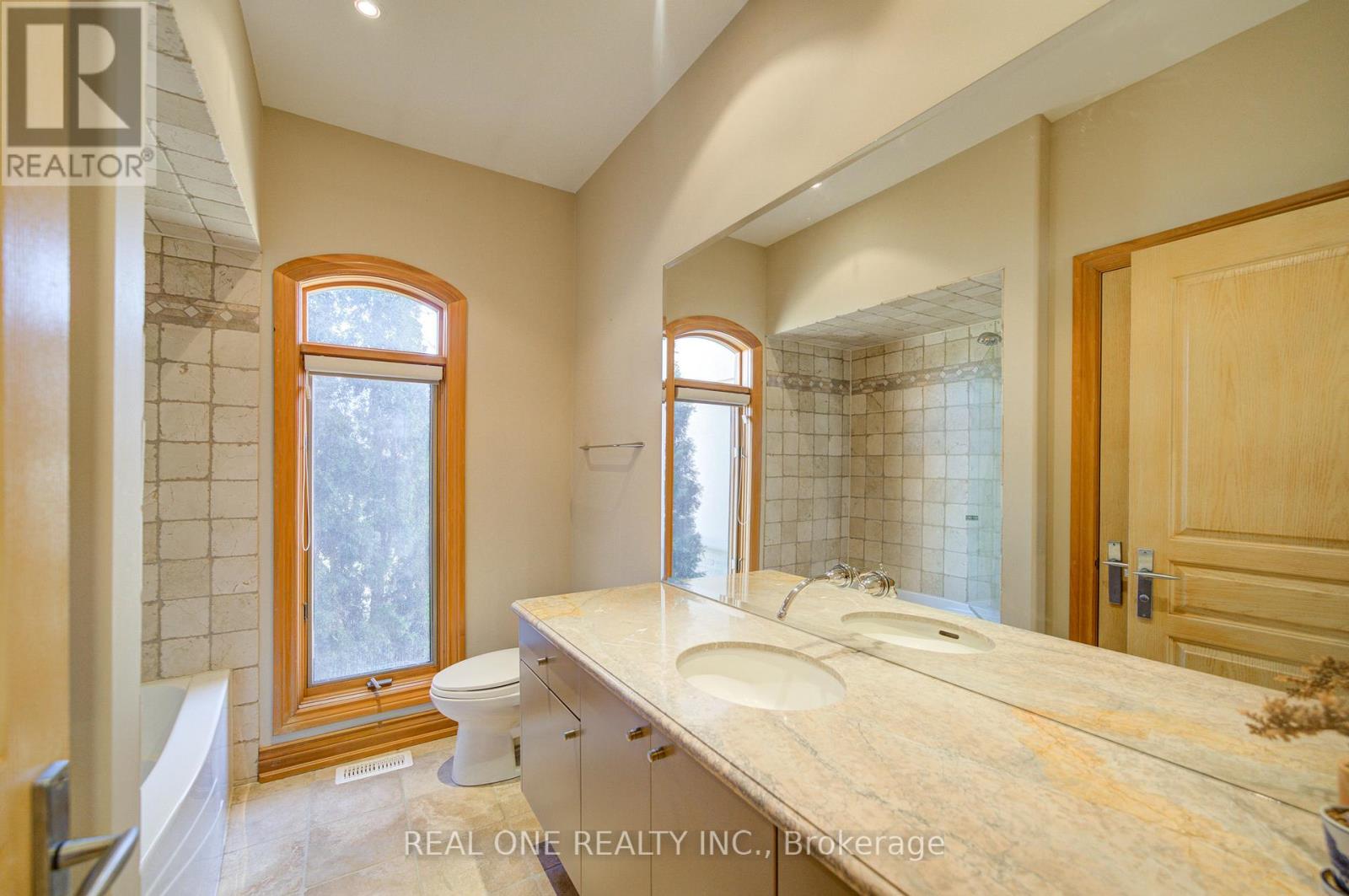 24 Maplehyrn Avenue, East Gwillimbury, Ontario  L0G 1V0 - Photo 28 - N12969182