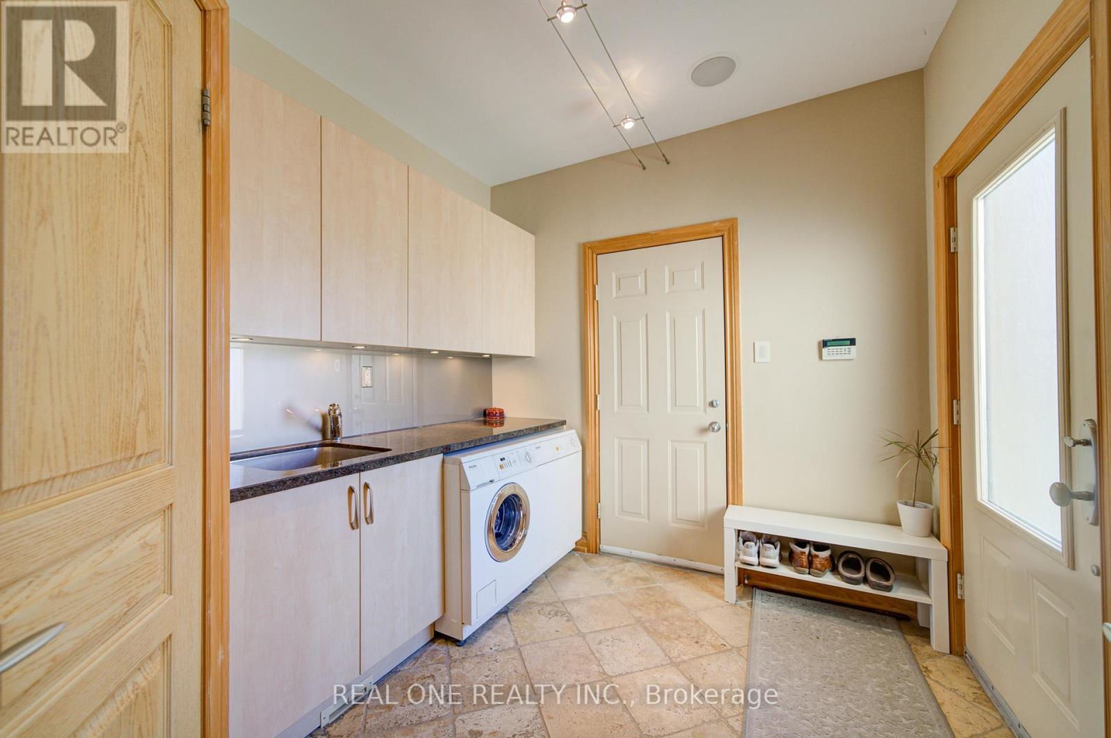 24 Maplehyrn Avenue, East Gwillimbury, Ontario  L0G 1V0 - Photo 33 - N12969182