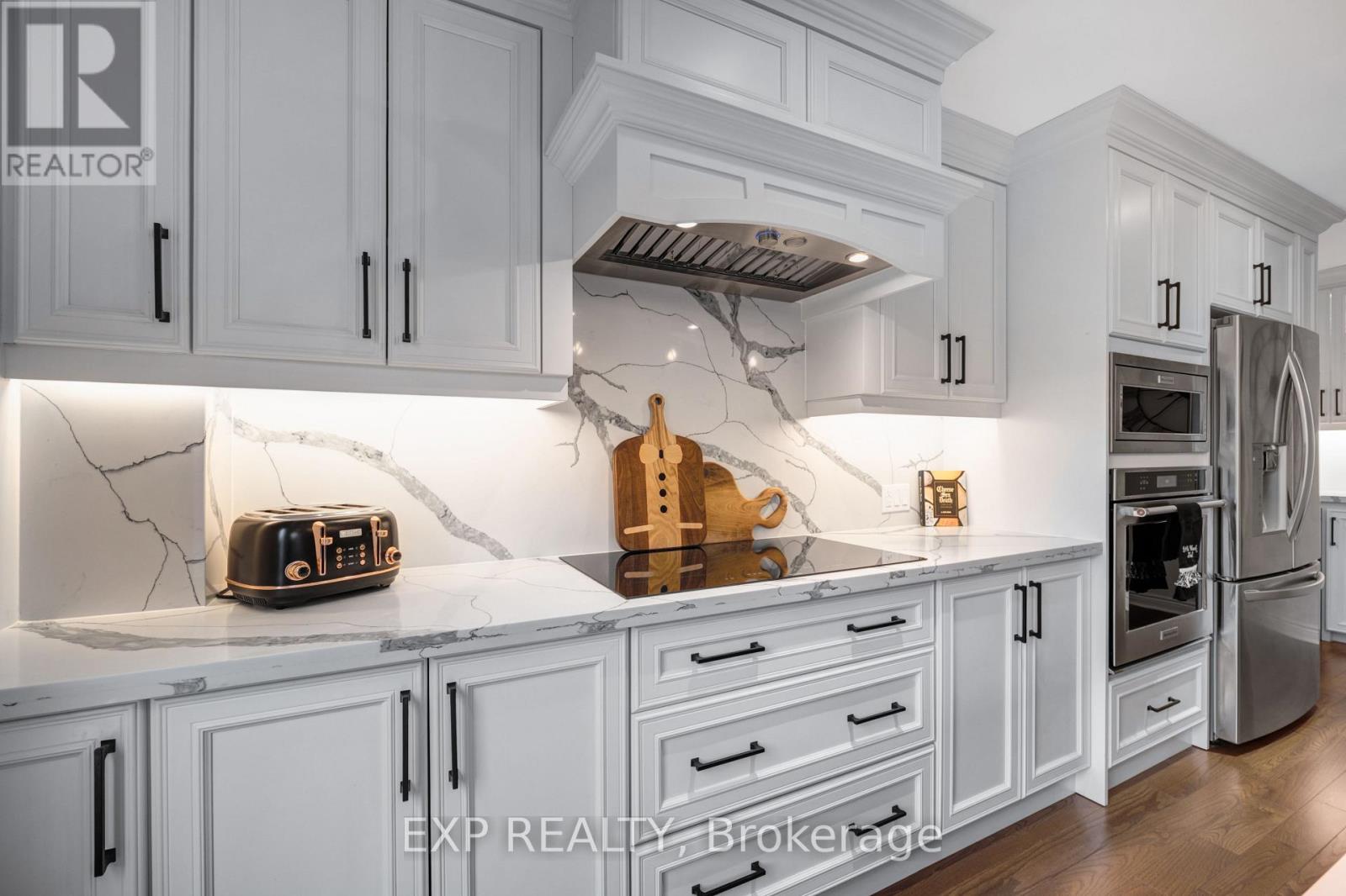 103 Compton Crescent, Bradford West Gwillimbury, Ontario  L3Z 2X7 - Photo 10 - N12969198