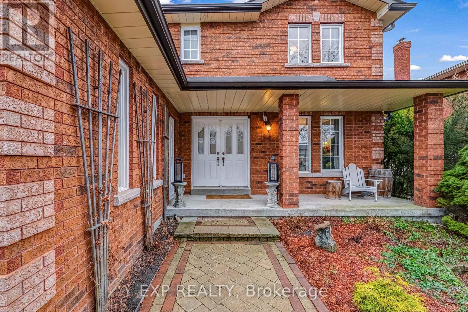 103 Compton Crescent, Bradford West Gwillimbury, Ontario  L3Z 2X7 - Photo 2 - N12969198