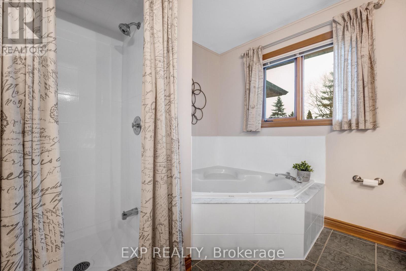 103 Compton Crescent, Bradford West Gwillimbury, Ontario  L3Z 2X7 - Photo 27 - N12969198