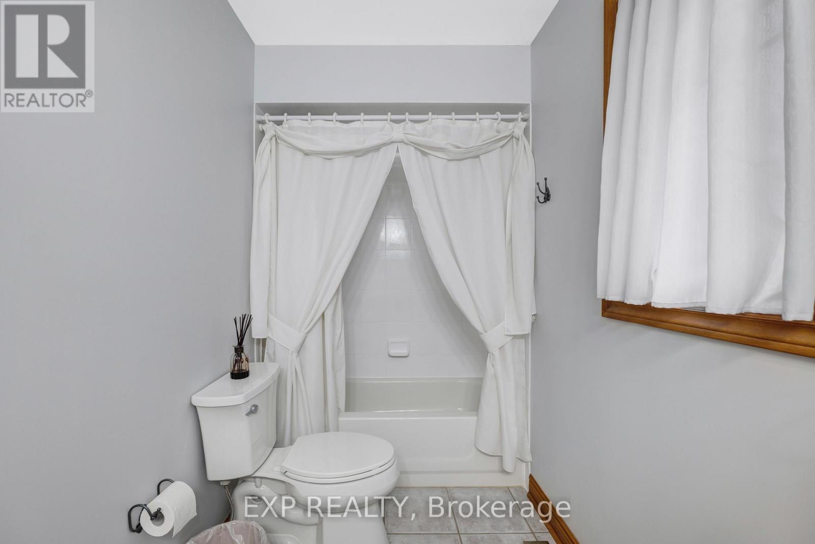 103 Compton Crescent, Bradford West Gwillimbury, Ontario  L3Z 2X7 - Photo 30 - N12969198