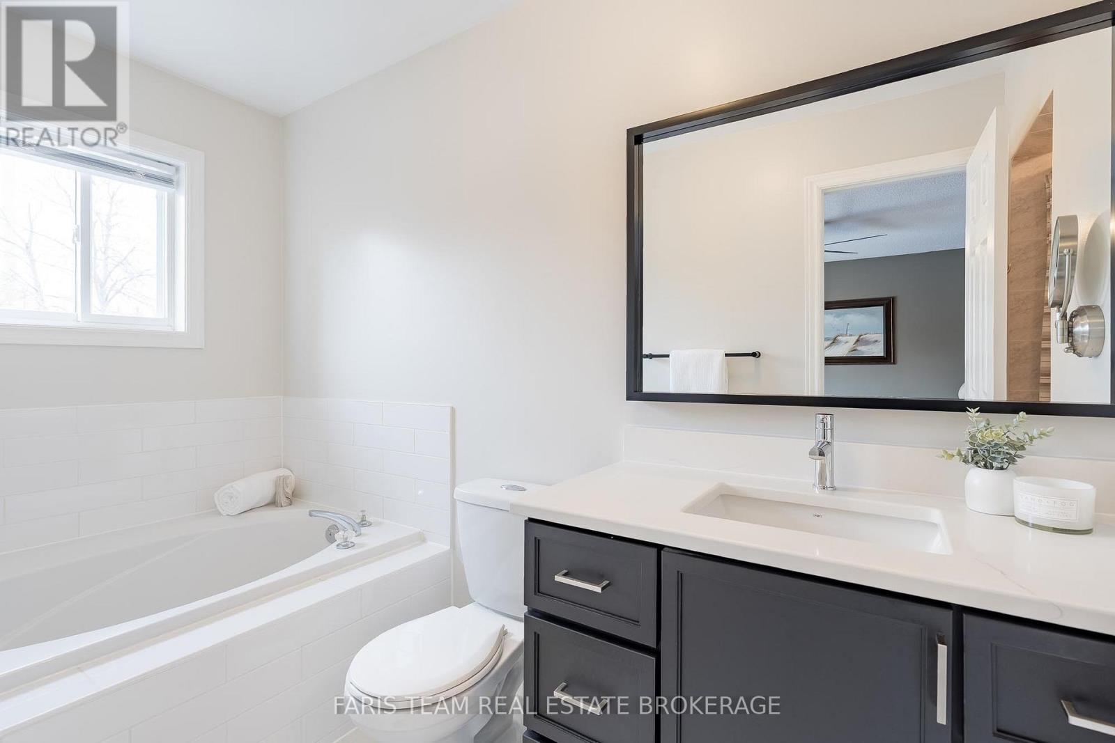 1056 Winnifred Court, Innisfil, Ontario  L9S 2B3 - Photo 18 - N12969220