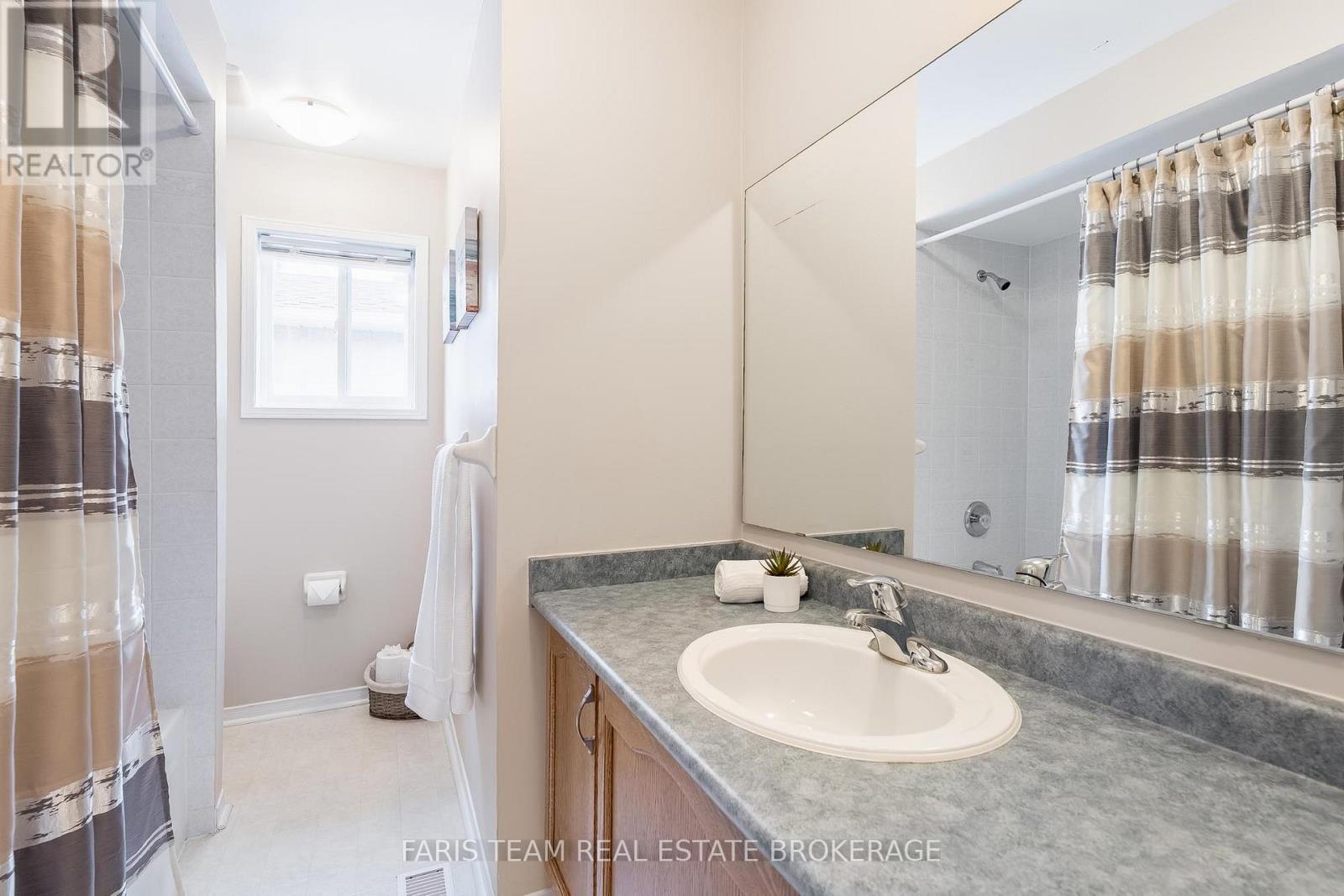 1056 Winnifred Court, Innisfil, Ontario  L9S 2B3 - Photo 22 - N12969220