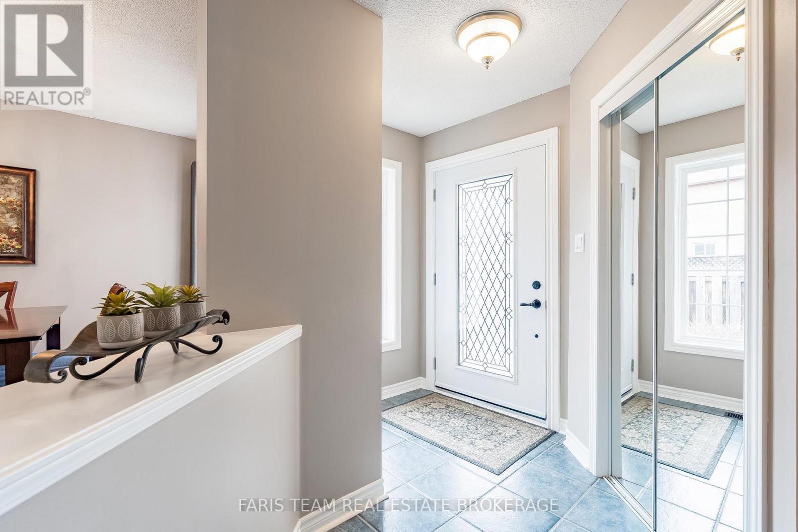 1056 Winnifred Court, Innisfil, Ontario  L9S 2B3 - Photo 4 - N12969220