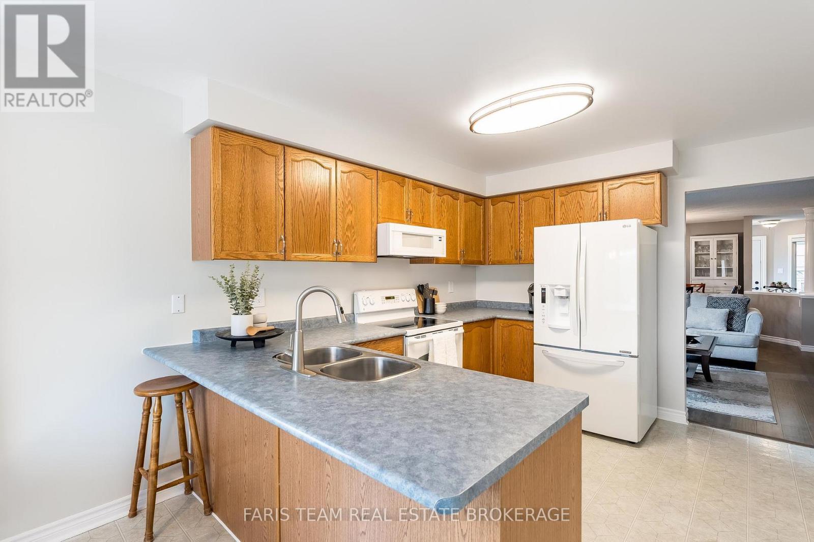 1056 Winnifred Court, Innisfil, Ontario  L9S 2B3 - Photo 5 - N12969220