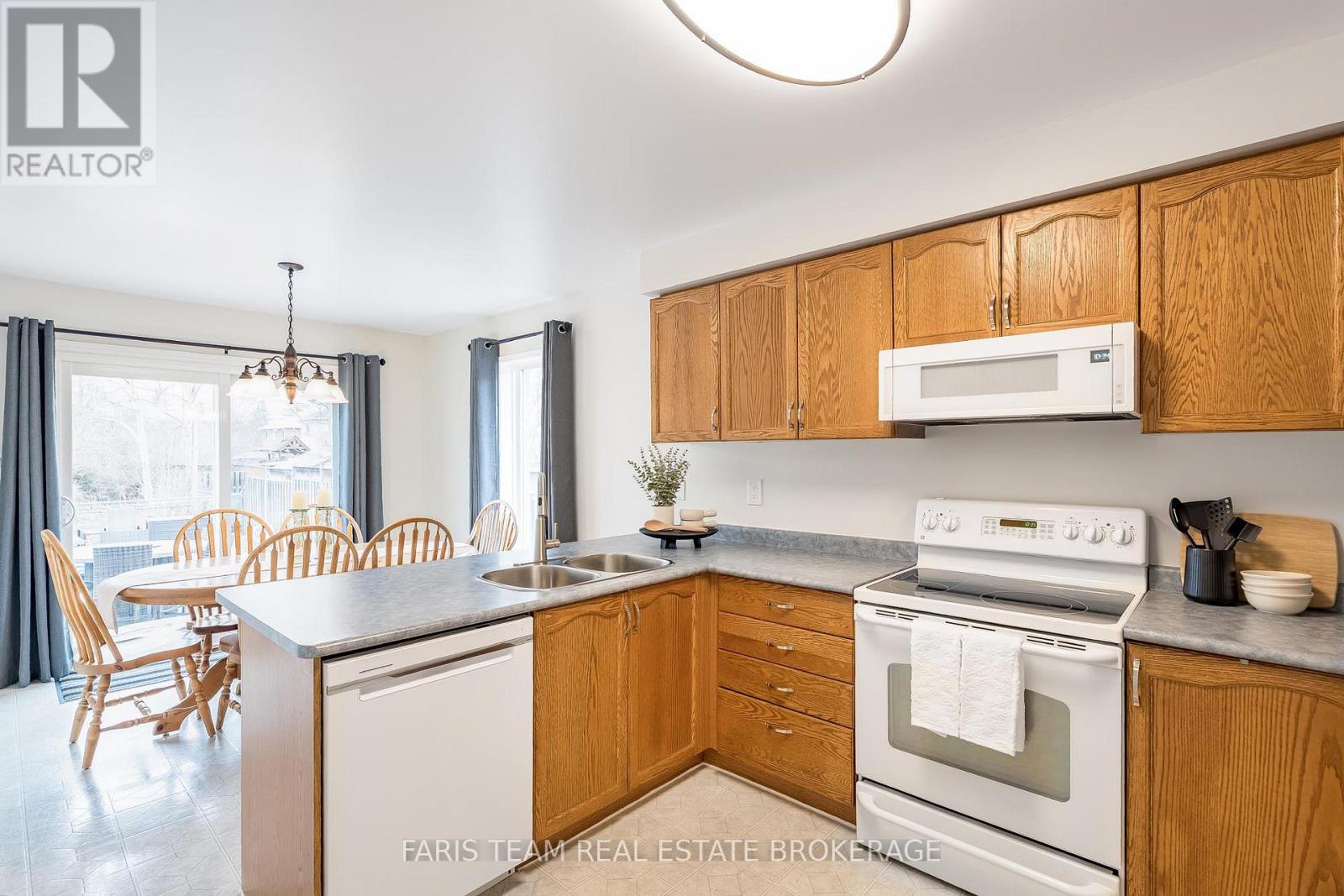 1056 Winnifred Court, Innisfil, Ontario  L9S 2B3 - Photo 6 - N12969220