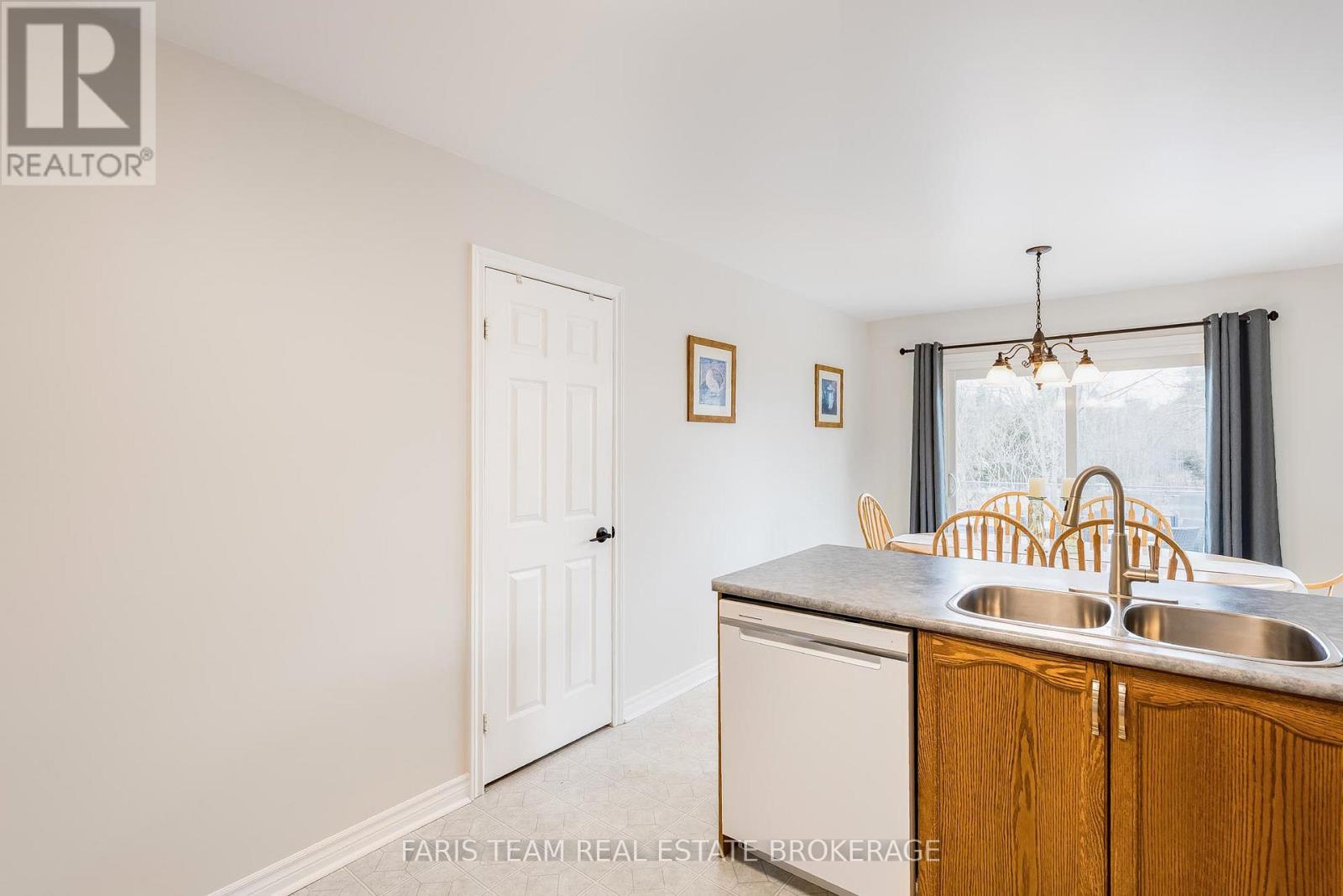 1056 Winnifred Court, Innisfil, Ontario  L9S 2B3 - Photo 7 - N12969220