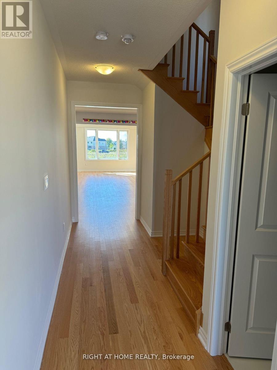 33 Rochester Drive, Barrie, Ontario  L9J 0V9 - Photo 3 - S12969120