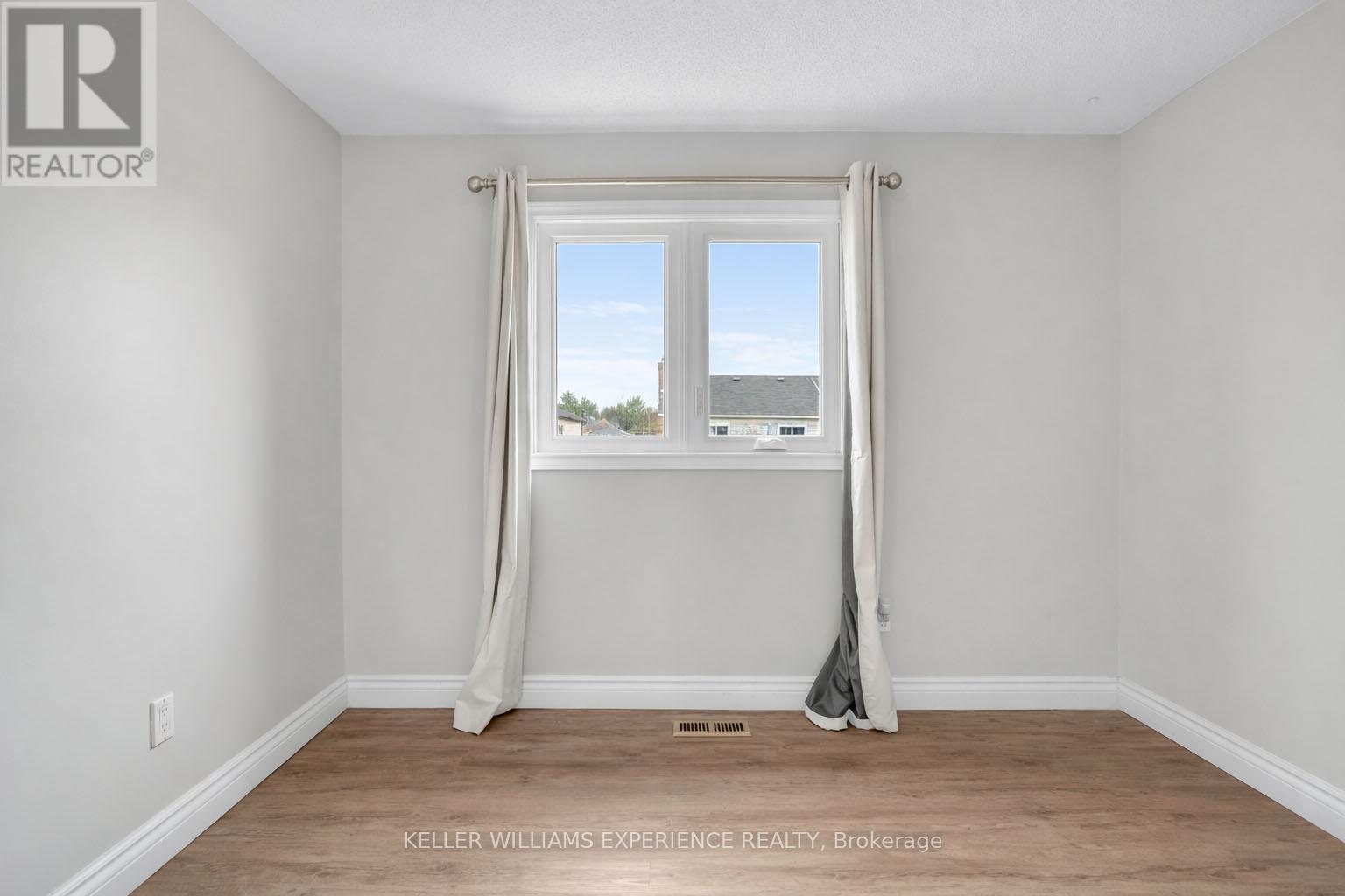 24 Lindsay Court, Barrie, Ontario  L4M 6G5 - Photo 12 - S12969214