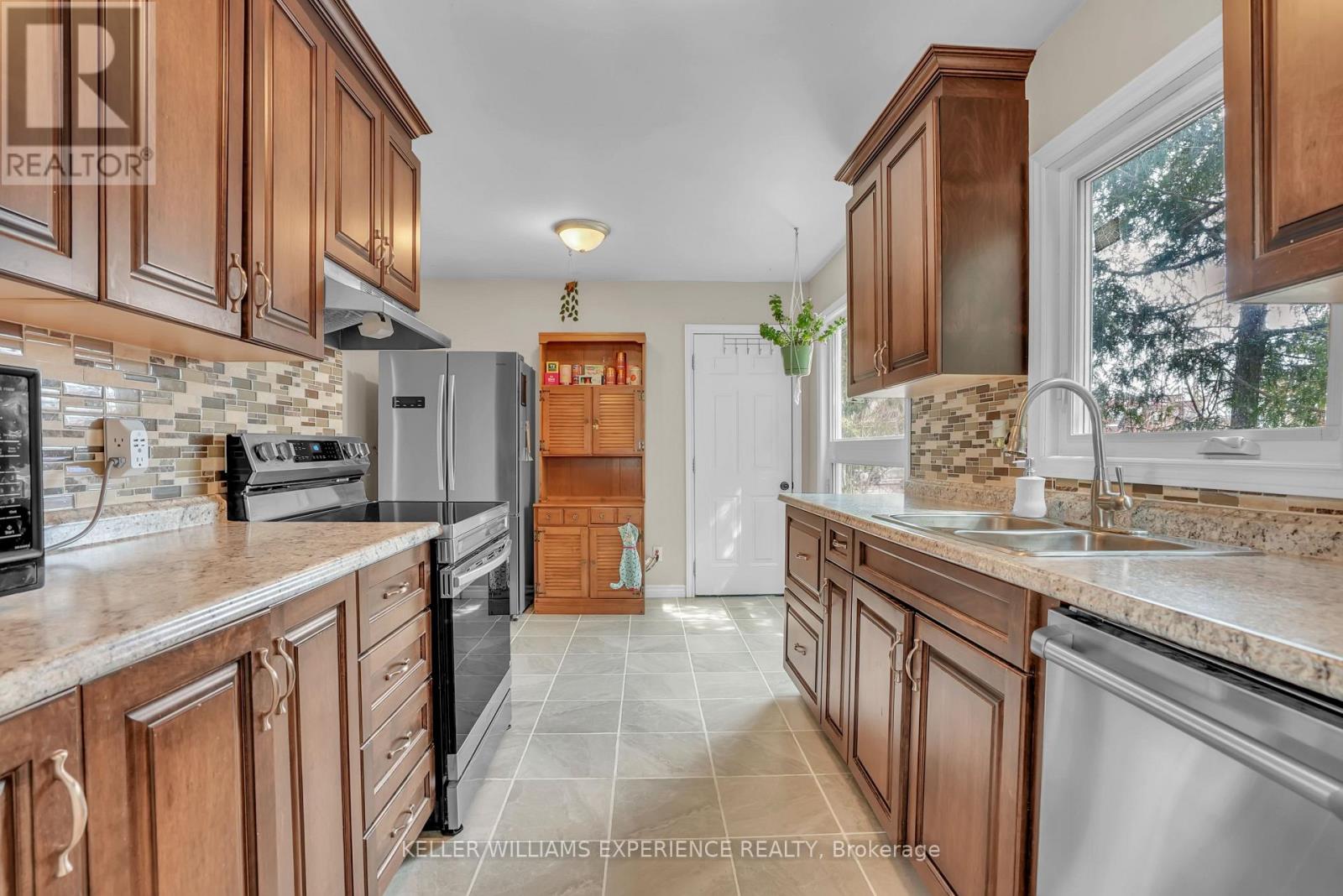 24 Lindsay Court, Barrie, Ontario  L4M 6G5 - Photo 5 - S12969214