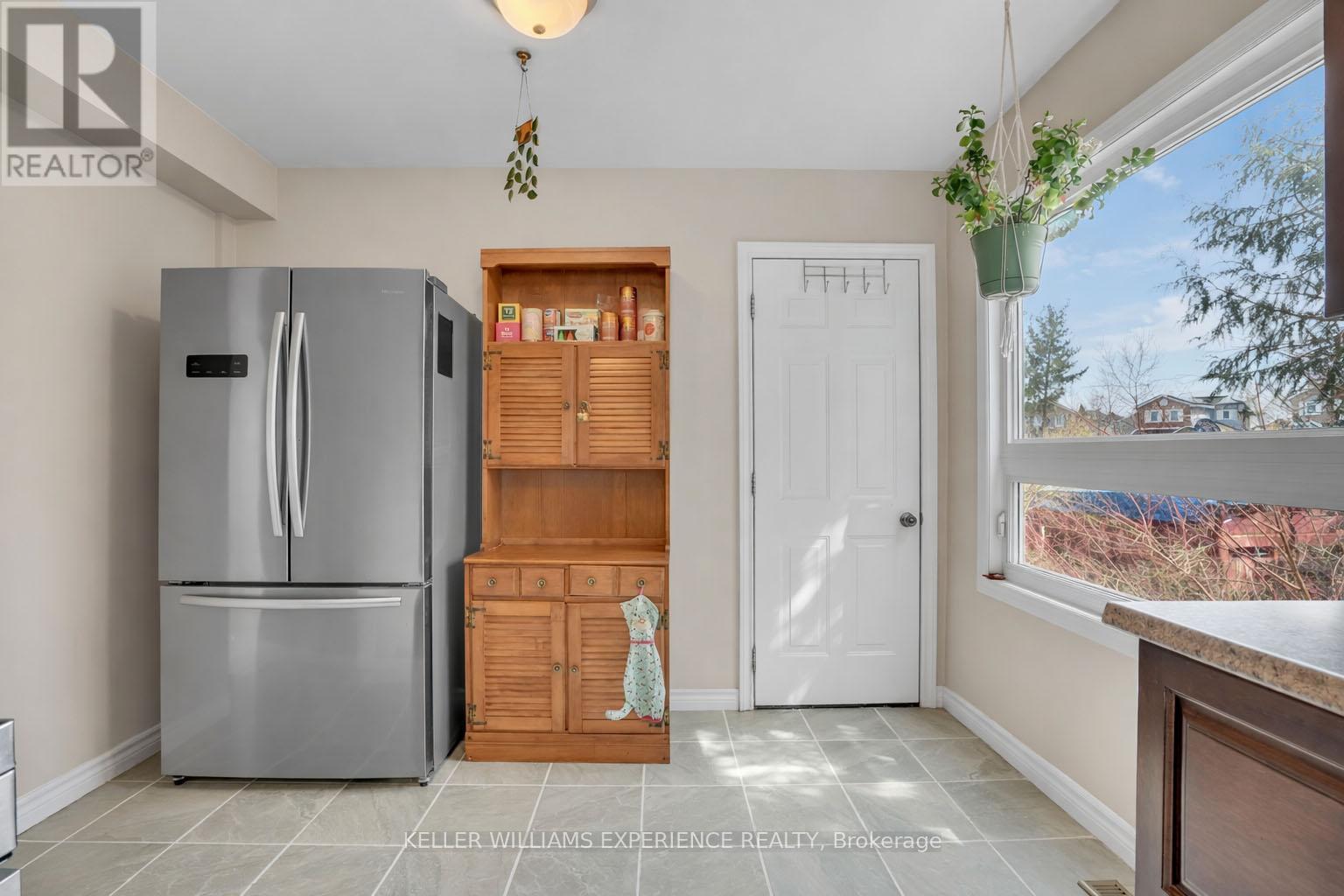 24 Lindsay Court, Barrie, Ontario  L4M 6G5 - Photo 6 - S12969214