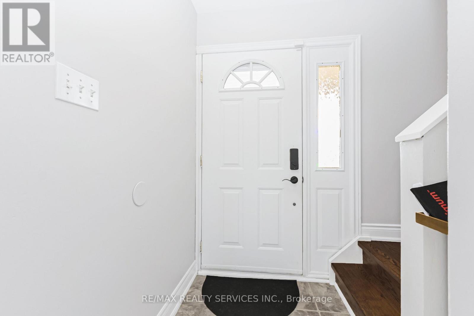 86 Glenmore Crescent, Brampton, Ontario  L6S 1H8 - Photo 4 - W12956858