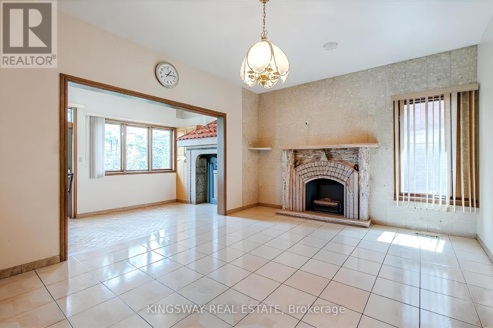 27 Mulholland Avenue, Toronto, Ontario  M6A 2S1 - Photo 11 - W12969098