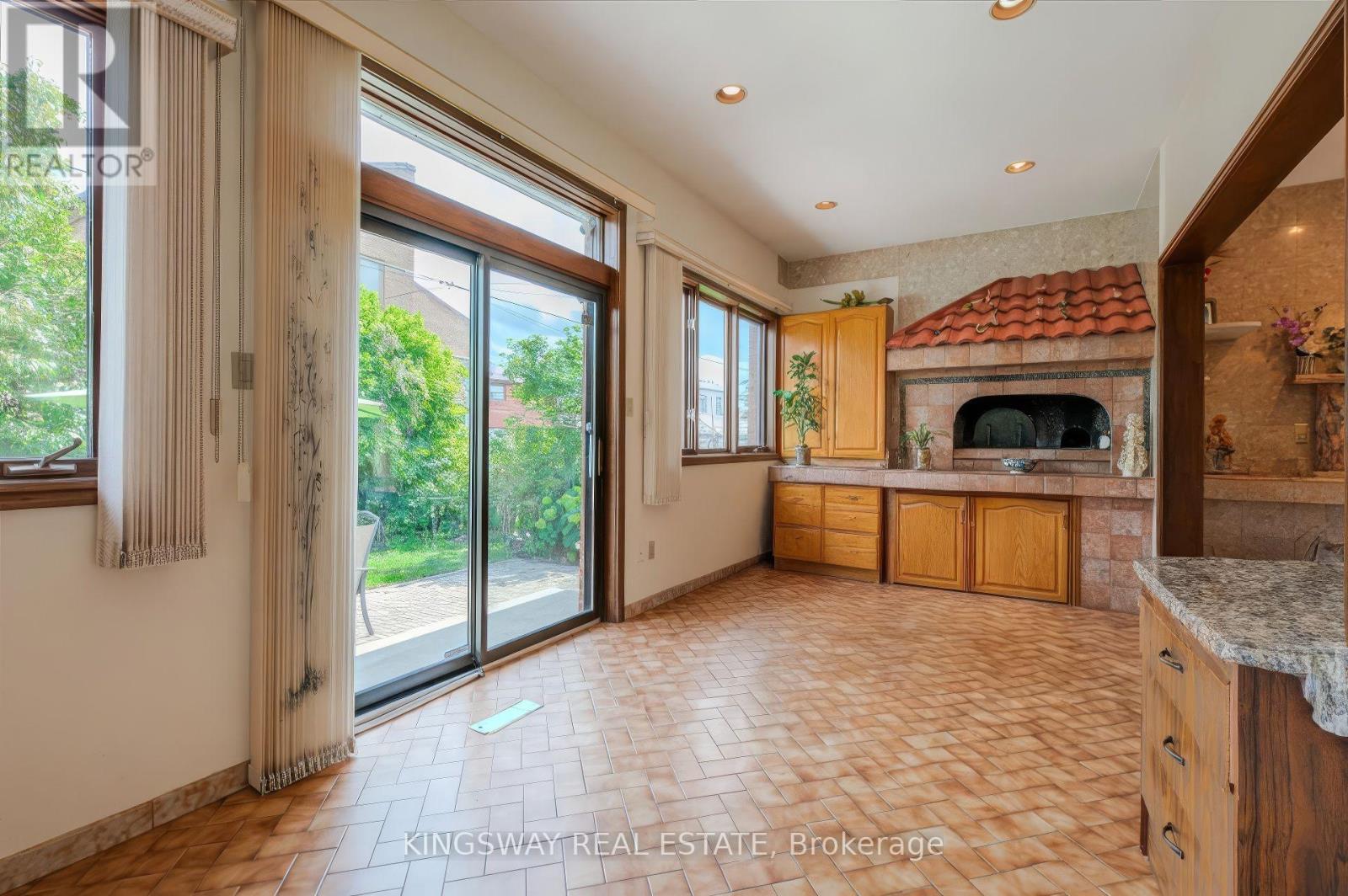 27 Mulholland Avenue, Toronto, Ontario  M6A 2S1 - Photo 12 - W12969098