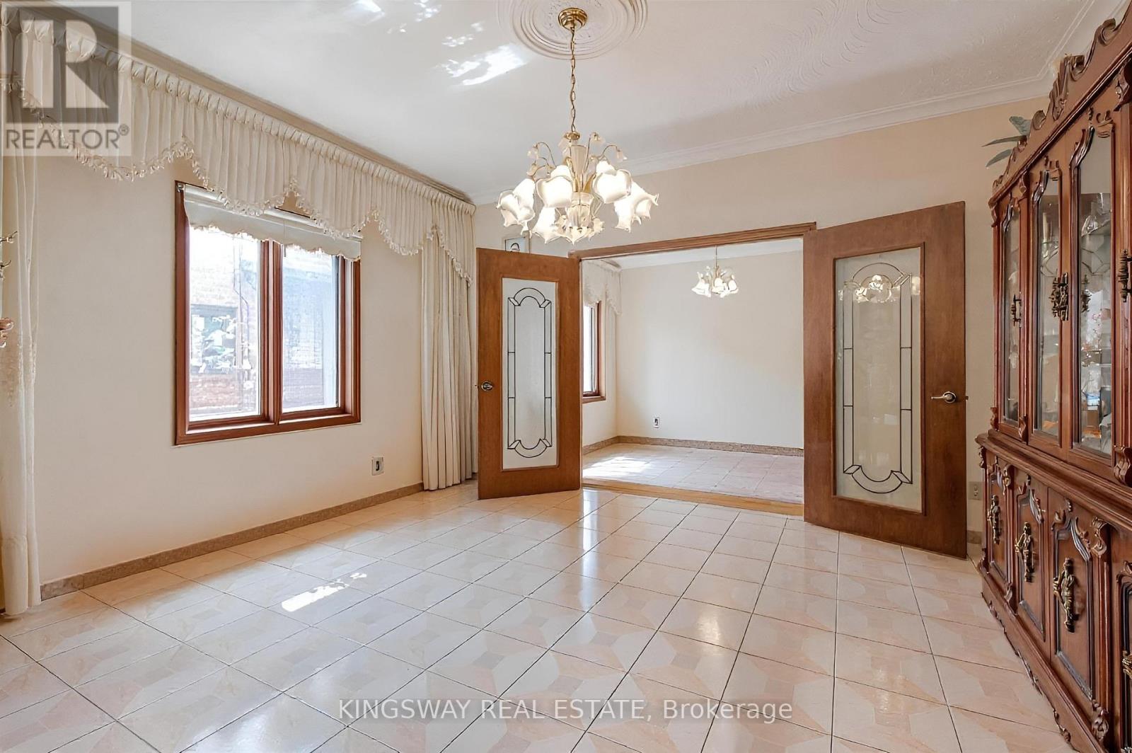 27 Mulholland Avenue, Toronto, Ontario  M6A 2S1 - Photo 7 - W12969098