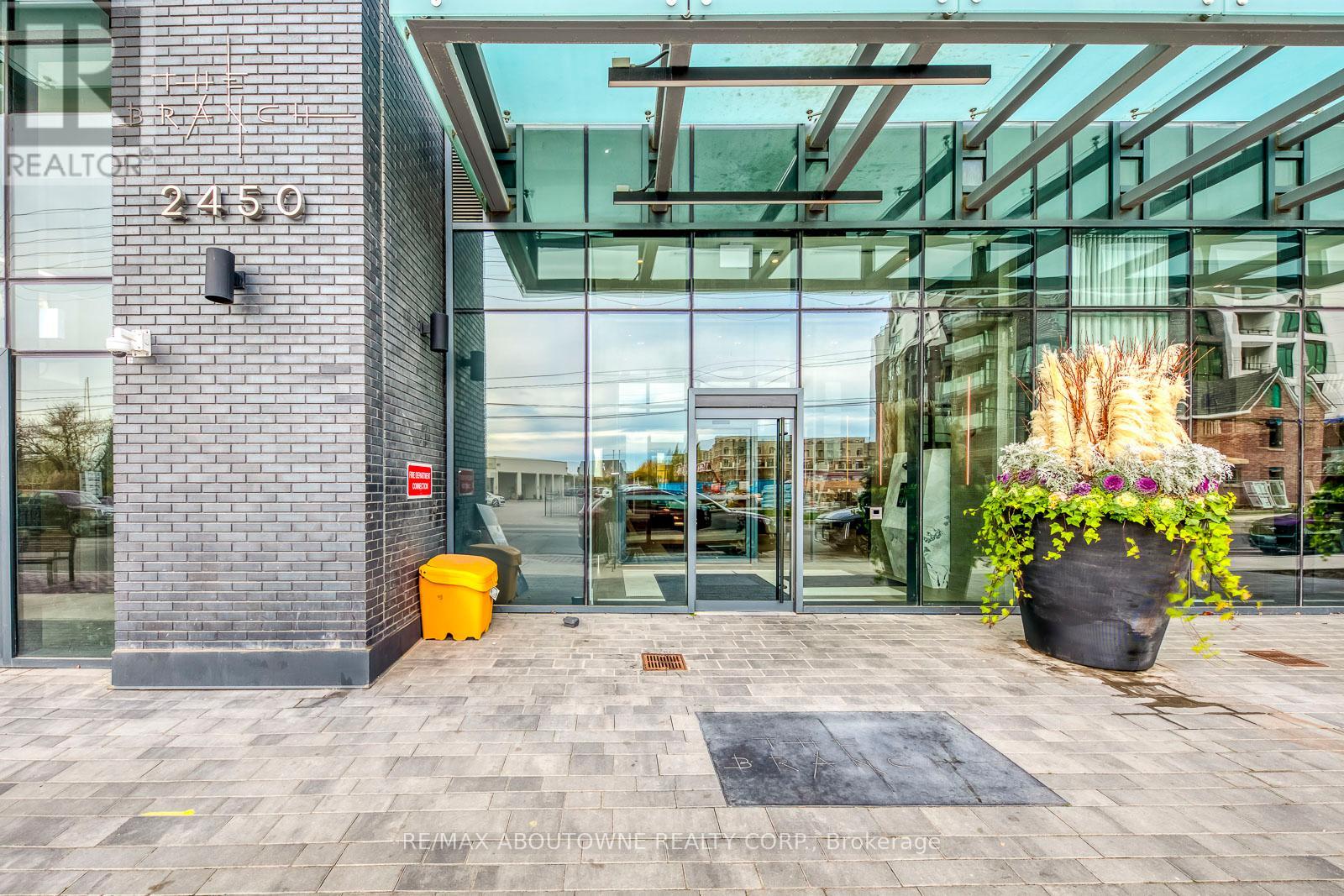 238 - 2450 Old Bronte Road, Oakville, Ontario  L6M 5P6 - Photo 2 - W12969100