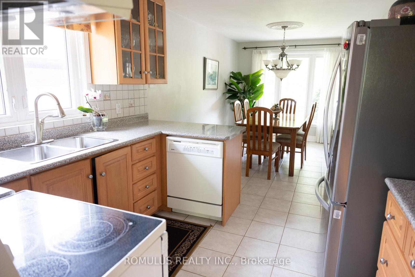 28 Eldorado Court, Toronto, Ontario  M3J 1X1 - Photo 10 - W12969134