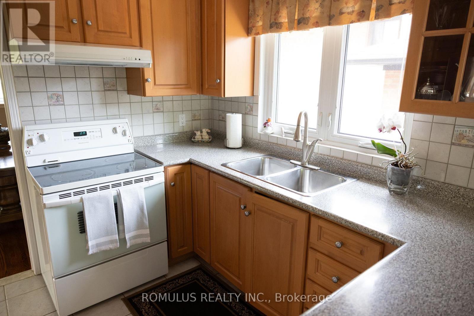 28 Eldorado Court, Toronto, Ontario  M3J 1X1 - Photo 11 - W12969134